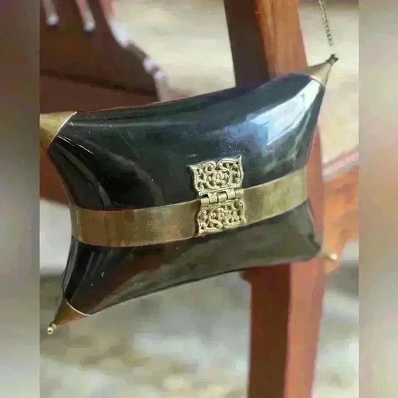 Vintage clutch gold and black purple velvet interior. Rare. Chain handle 18” - Picture 6 of 14